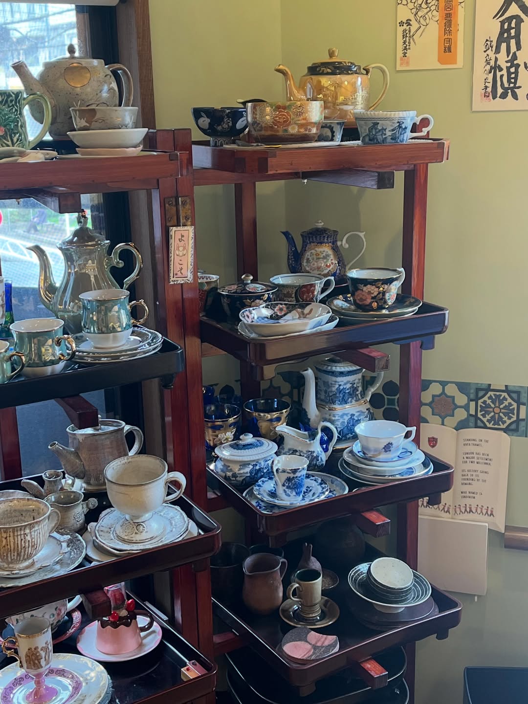茶箪笥店内